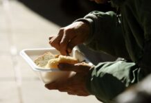 Θεσ/νίκη: Βρήκε στέγη και δουλειά ο πατέρας με το παιδάκι που έτρωγε αποφάγια από τα Goody’s