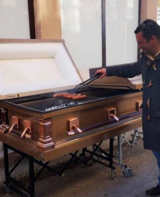Τσικνοπέμπτη: Το φέρετρο – ψησταριά που τους "κούφανε" στο Ναύλιο – video