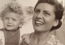 Πάρε τη μάνα σου αγκαλιά, όσο ακόμα προλαβαίνεις. Όσο ακόμα, είναι εδώ..