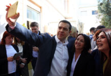 Ημέρα της Γυναίκας στο Μαξίμου: Ο φωτογράφος Τσίπρας και η πρωταγωνίστρια Μπέτυ Μπαζιάνα