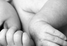 Μπορεί να χρειαστεί χειρουργείο το μωρό που έπεσε από τα χέρια του παπά