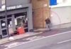 Βίντεο – σοκ. Πεζός περνάει σώος μπροστά από κτίριο που καταρρέει