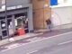 Βίντεο – σοκ. Πεζός περνάει σώος μπροστά από κτίριο που καταρρέει