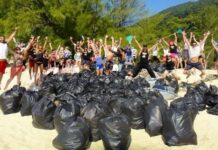 Κόσμος μαζεύει μαζικά σκουπίδια και καθαρίζει πάρκα και παραλίες σε όλον τον πλανήτη