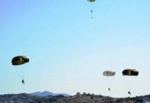 Καταδρομέας τραγουδά το «Μακεδονία ξακουστή» ενώ πέφτει με αλεξίπτωτο