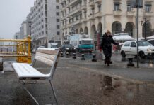 Καιρός: Βροχές, μποφόρ και χιόνια – Κάτασπρη η κορυφή της Πάρνηθας.