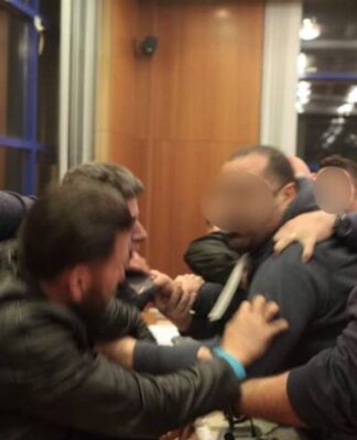 Αγανακτισμένοι γονείς πέταξαν μπάζα στο Δημοτικό Συμβούλιο Αχαρνών