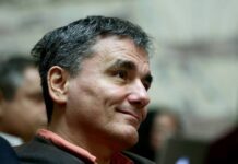 “Τρολάρει” τον πρώην πρωθυπουργό Κώστα Σημίτη ο Ευκλείδης Τσακαλώτος