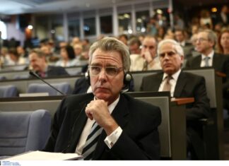 Αμερικανός πρέσβης – Δεν φαντάζεστε πώς έφτασε στο Συνεδριακό Κέντρο των Δελφών.
