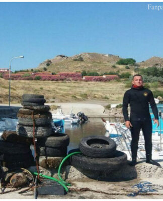 Μπραβο: Τέσσερα παλικάρια της Λήμνου που αγαπούν τον τόπο τους, μόνοι τους καθάρισαν το λιμανάκι του Ανδρωνίου