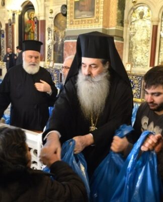 ΜΗΤΡΟΠΟΛΙΤΗΣ ΠΕΙΡΑΙΩΣ ΣΕΡΑΦΕΙΜ: Διανομή 7.500 δεμάτων αγάπης για το Πάσχα