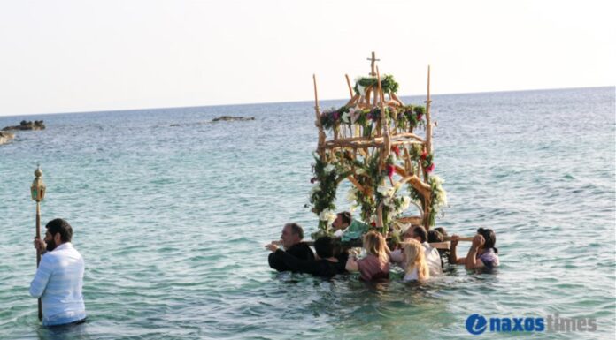 Επιτάφιος στο Καστράκι Νάξου: Μέσα στη θάλασσα η περιφορά – Δείτε φωτογραφίες και βίντεο