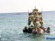 Επιτάφιος στο Καστράκι Νάξου: Μέσα στη θάλασσα η περιφορά – Δείτε φωτογραφίες και βίντεο