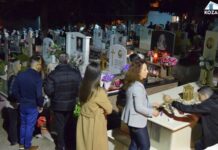 Το ξεχωριστό έθιμο της Ανάστασης στα νεκροταφεία της Κοζάνης – ΒΙΝΤΕΟ – ΦΩΤΟ