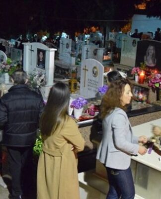Το ξεχωριστό έθιμο της Ανάστασης στα νεκροταφεία της Κοζάνης – ΒΙΝΤΕΟ – ΦΩΤΟ