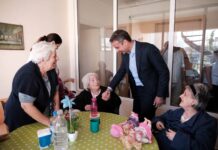 Μητσοτάκης: Συναντήθηκε με ηλικιωμένους και ανακοίνωσε μέτρα στήριξης της 3ης ηλικίας.