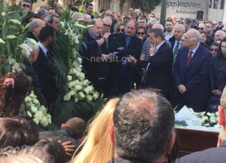 Κηδεία Βασίλη Λυριτζή: Συγκλόνισε ο Νίκος Φίλης στον επικήδειο