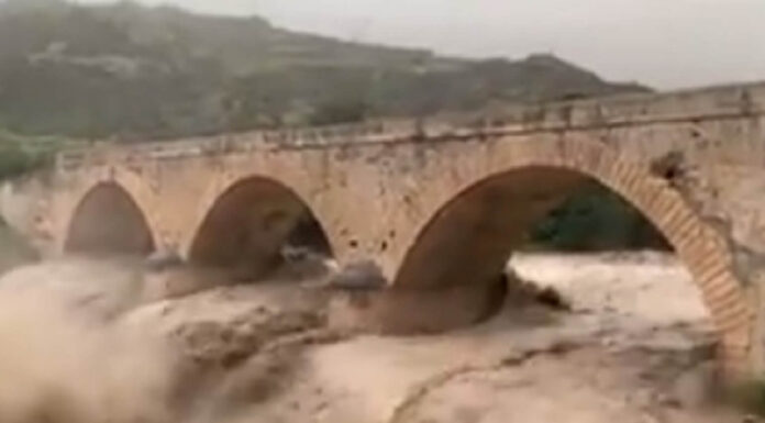 Κινδυνεύει η γέφυρα του Μύρτου. Απίστευτη η μανία του νερού. – video