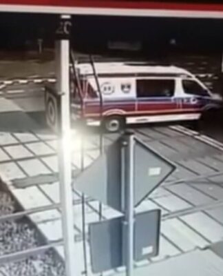 Σοκ. Ασθενοφόρο συνθλίβεται από τρένο. – video