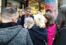 Έβριζαν τον Παύλο Μπακογιάννη στη συγκέντρωση διαμαρτυρίας στα Εξάρχεια. “Σας έχω γραμμένους” η απάντηση του υποψηφίου δημάρχου