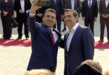 Τσίπρας στα Σκόπια: Η selfie με τον Ζάεφ και η ελληνική σημαία στο γραφείο