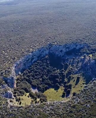 Βοιωτία: Ο κρατήρας που ελάχιστοι έχουν αντικρίσει – Εικόνες που κόβουν την ανάσα