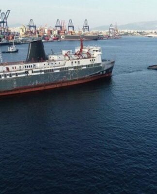 Σύρος: Αυτό είναι το πλοίο "φάντασμα" που ετοιμάζεται να γίνει καινούργιο – Σε εξέλιξη οι εργασίες