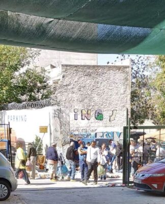 ΠΑΖΑΡΙ ΠΕΙΡΑΙΑ: Αποκλεισμένο πάρκινγκ από το «παραπάζαρο» – Εξοργιστικές εικόνες