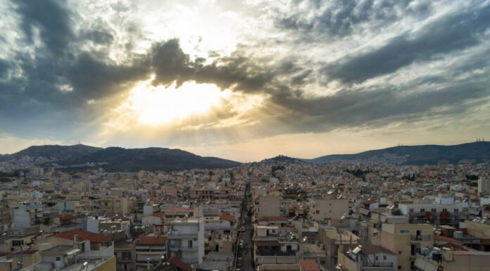 Καιρός αύριο: Ζέστη με τοπικές βροχές – Πόσο θα φτάσει ο υδράργυρος
