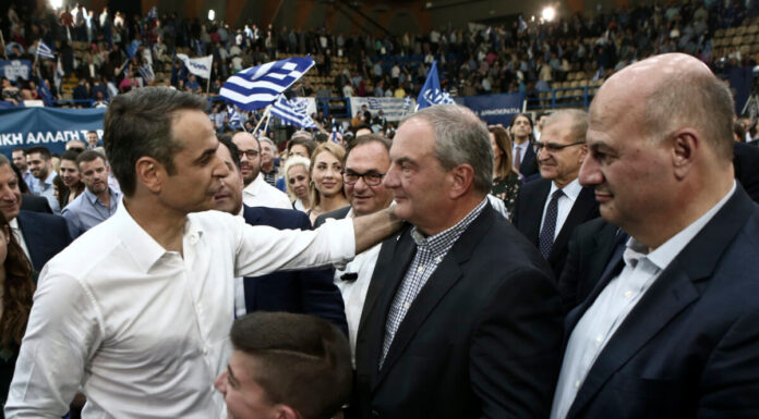Μητσοτάκης – Καραμανλής: Συνάντηση στη Βουλή για… απολογισμό