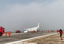 Αεροπλάνο προσγειώθηκε χωρίς τους μπροστινούς τροχούς – Τρόμος στην καμπίνα – video