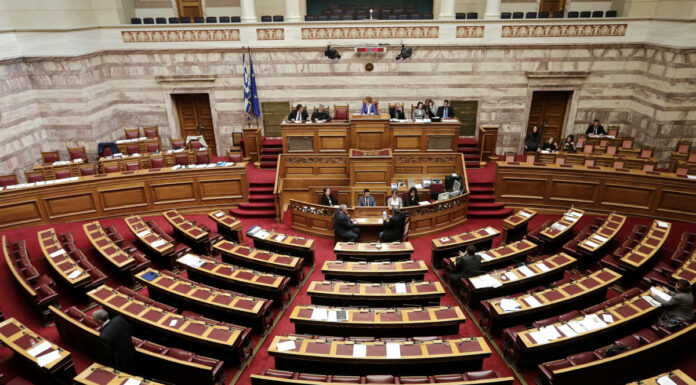 Προς ανανέωση 210 συμβάσεις ορισμένου χρόνου της Βουλής – Αντιδρά η αντιπολίτευση