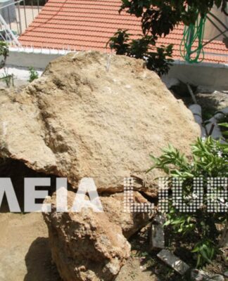 Ζημιές από τους σεισμούς στην Ηλεία – Βράχος έπεσε σε σπίτι.