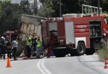 Τροχαίο στην Κορωπίου – Μαρκοπούλου: Τους καταπλάκωσε το ψυγείο του φορτηγού.