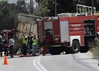 Τροχαίο στην Κορωπίου – Μαρκοπούλου: Τους καταπλάκωσε το ψυγείο του φορτηγού.