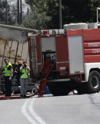 Τροχαίο στην Κορωπίου – Μαρκοπούλου: Τους καταπλάκωσε το ψυγείο του φορτηγού.