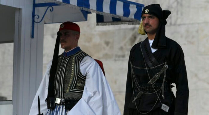 Συγκίνηση στον Άγνωστο Στρατιώτη: Με Πόντιους Εύζωνες η αλλαγή της Προεδρικής Φρουράς!