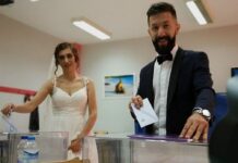 Με το νυφικό στην κάλπη. Από την εκκλησία στο εκλογικό κέντρο.