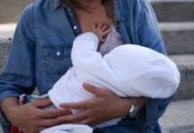 Εκλογές 2019: Μέλος εφορευτικής επιτροπής θηλάζει το μωρό της στο εκλογικό τμήμα
