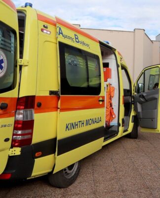 Αχαΐα: Ιερομόναχος εγκλωβίστηκε σε αυτοκίνητο μετά από τροχαίο.
