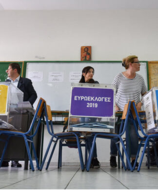Εκλογές 2019: Απρόοπτα και παραλειπόμενα – Τα σκυλιά, τα σάντουιτς και το "παραβάν" στο προαύλιο.