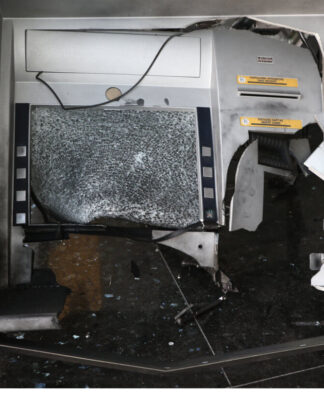 Γλυφάδα: Ανατίναξαν ATM και σκόρπισαν χρήματα στο δρόμο.