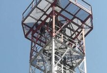 Έχει ανέβει σε κεραία κινητής τηλεφωνίας και απειλεί να πέσει.