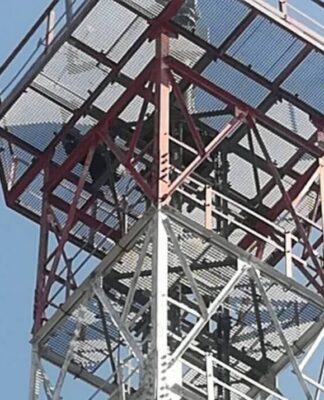 Έχει ανέβει σε κεραία κινητής τηλεφωνίας και απειλεί να πέσει.