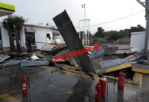 Απίστευτες εικόνες. Κεραυνός ισοπέδωσε αποθήκη βενζινάδικου στα Ίσθμια.