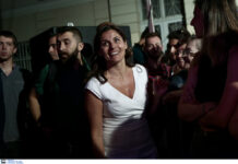 Μπέτυ Μπαζιάνα: Εντυπωσιακή στα λευκά δίπλα στον Αλέξη Τσίπρα.