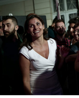Μπέτυ Μπαζιάνα: Εντυπωσιακή στα λευκά δίπλα στον Αλέξη Τσίπρα.