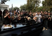 Με μπουζούκι και τραγούδι το τελευταίο «αντίο» στον Στέλιο Βαμβακάρη (Photos/Video)