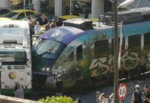 Συρμός του προαστιακού συγκρούστηκε με λεωφορείο στη Λιοσίων (ΒΙΝΤΕΟ)