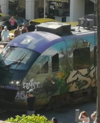 Συρμός του προαστιακού συγκρούστηκε με λεωφορείο στη Λιοσίων (ΒΙΝΤΕΟ)